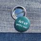 Preview: Ansteckbutton Jetzt gehts los auf Jeans mit Rückseite